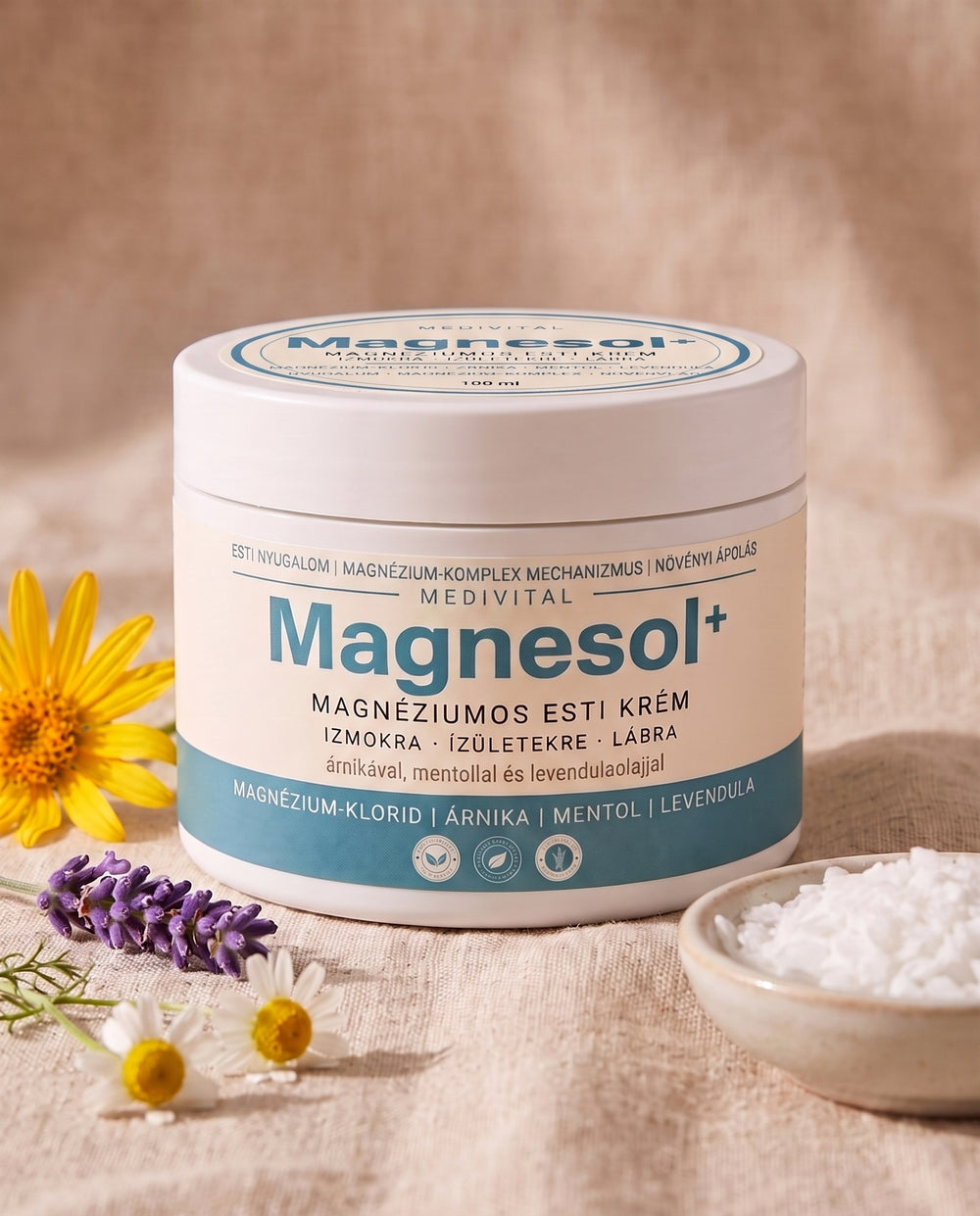 Magnesol+ tégely lenvásznon árnikavirággal, levendulával, kamillával és egy tál magnézium-klorid pehellyel