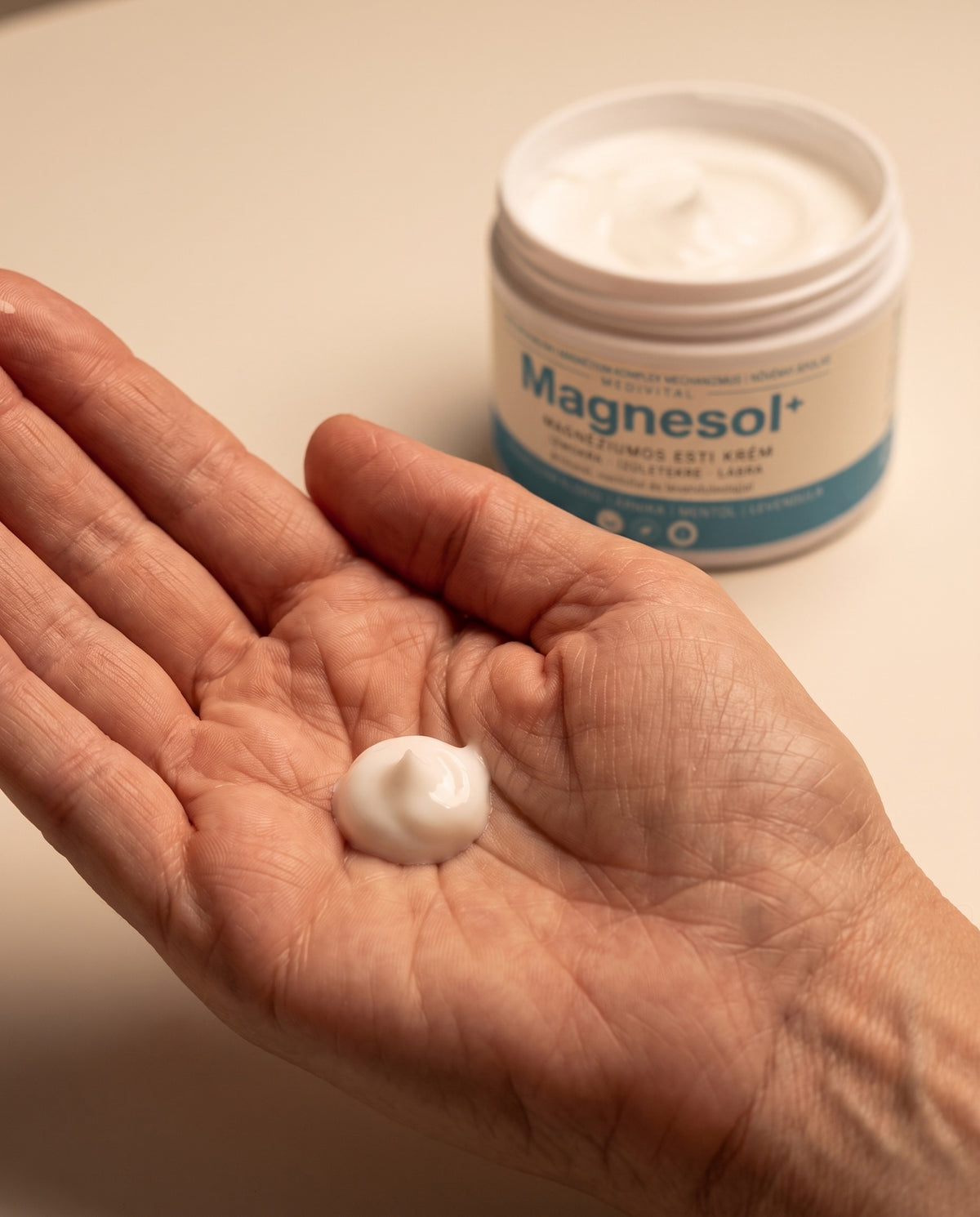 Mogyorónyi Magnesol+ krém a tenyéren
